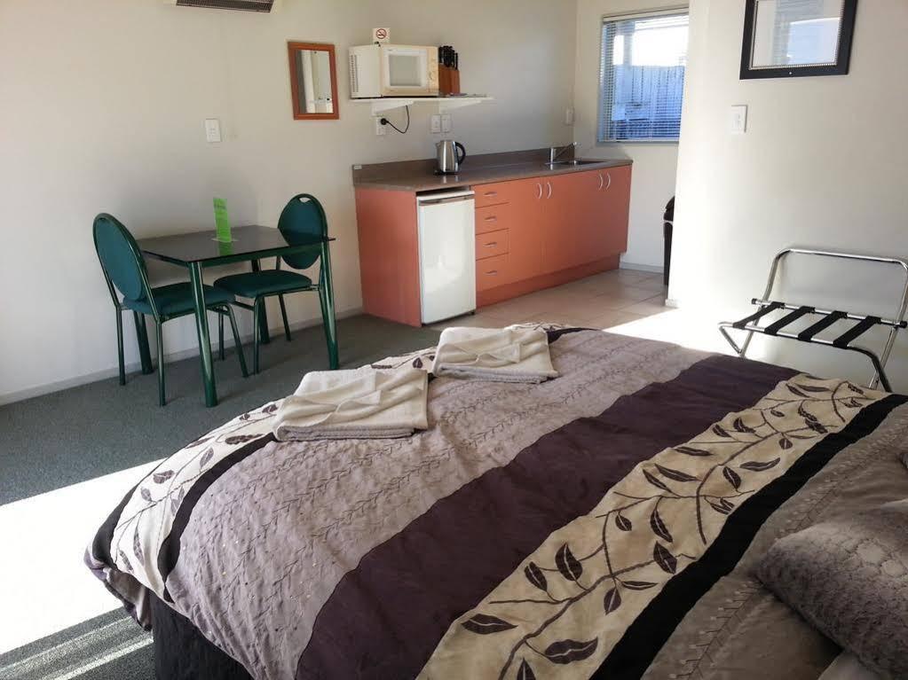 Blake Court Motel Whangamata Exterior photo