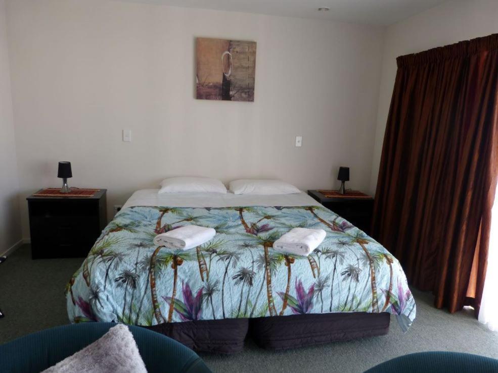 Blake Court Motel Whangamata Exterior photo